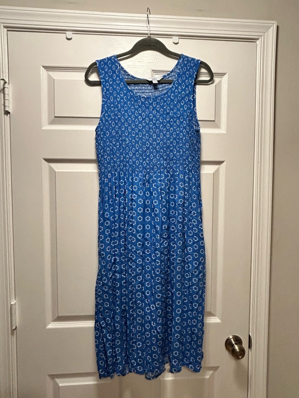 croft & barrow Blue Sleeveless Smocked Midi Dress with White Floral Print